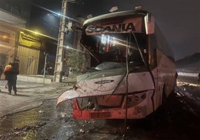 12 مصدوم در حادثه تصادف اتوبوس با کامیون در جاجرود