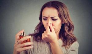 چرا ناگهان بوی عطرها اذیتتان می‌کند؟ این حساسیت را ساده ...